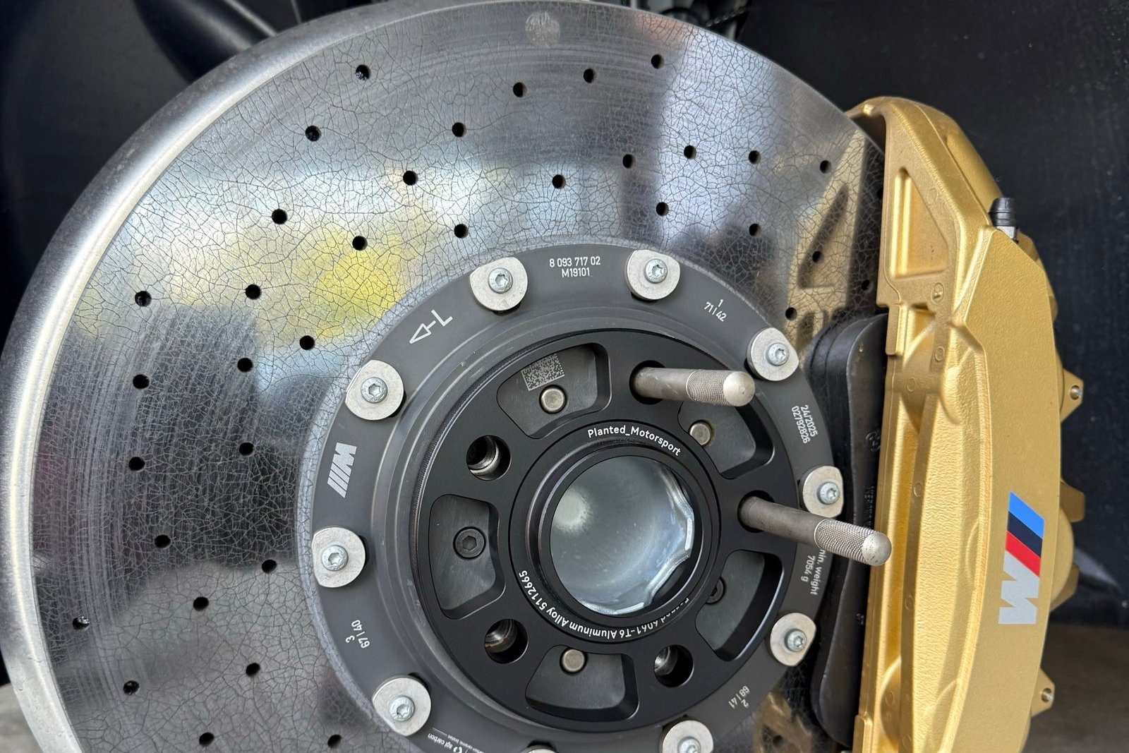 Wheel spacer fitted on a BMW hub with carbon brakes